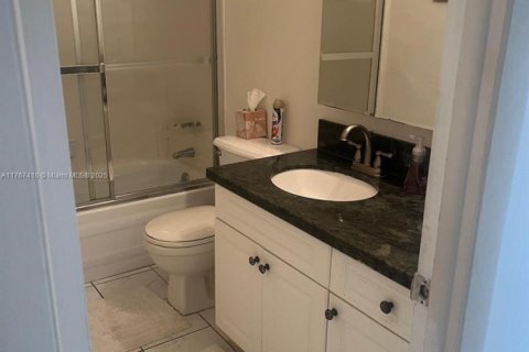 Condo in Hallandale Beach, Florida, 2 bedrooms  № 1869877 - photo 12