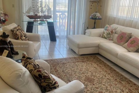 Condo in Hallandale Beach, Florida, 2 bedrooms  № 1869877 - photo 3