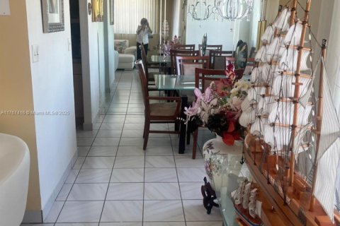 Condo in Hallandale Beach, Florida, 2 bedrooms  № 1869877 - photo 7