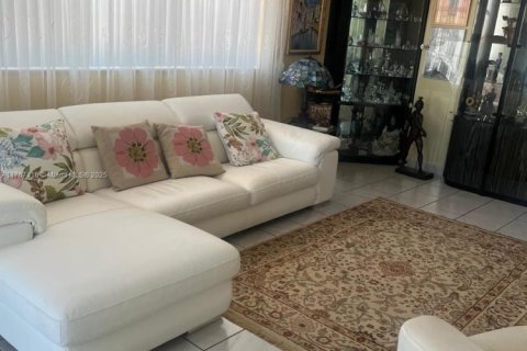 Condo in Hallandale Beach, Florida, 2 bedrooms  № 1869877 - photo 4