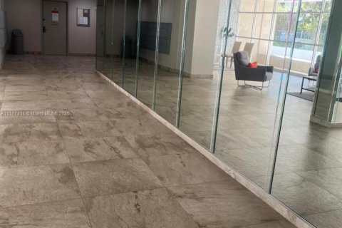 Condo in Hallandale Beach, Florida, 2 bedrooms  № 1869877 - photo 20