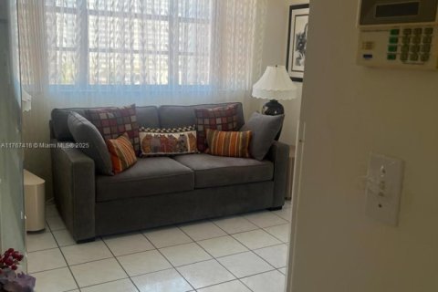 Condo in Hallandale Beach, Florida, 2 bedrooms  № 1869877 - photo 11