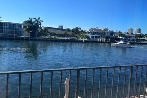 Condo in Hallandale Beach, Florida, 2 bedrooms  № 1869877 - photo 22