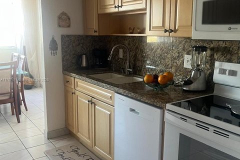 Condo in Hallandale Beach, Florida, 2 bedrooms  № 1869877 - photo 10