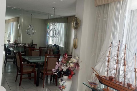 Condo in Hallandale Beach, Florida, 2 bedrooms  № 1869877 - photo 17