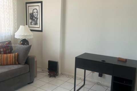 Condo in Hallandale Beach, Florida, 2 bedrooms  № 1869877 - photo 9