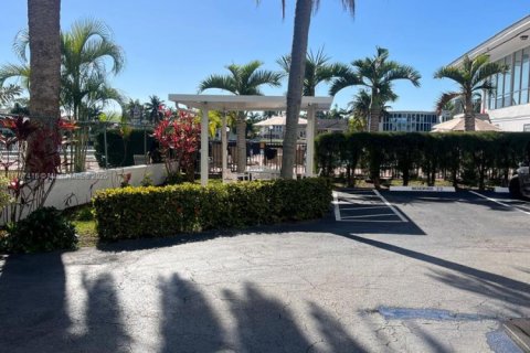 Condo in Hallandale Beach, Florida, 2 bedrooms  № 1869877 - photo 24