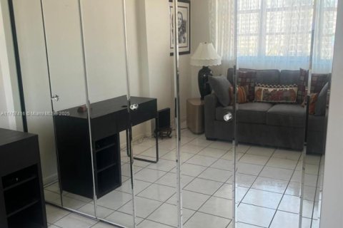 Condo in Hallandale Beach, Florida, 2 bedrooms  № 1869877 - photo 5