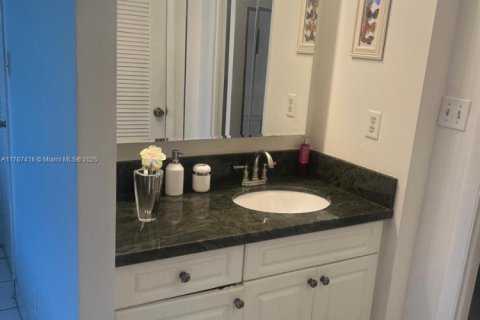 Condo in Hallandale Beach, Florida, 2 bedrooms  № 1869877 - photo 16