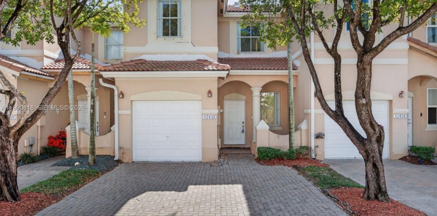 Adosado en Miami, Florida 3 dormitorios, 134.89 m2 № 2052174