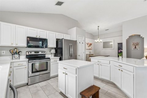 House in Wesley Chapel, Florida 3 bedrooms, 141.4 sq.m. № 2203452 - photo 2