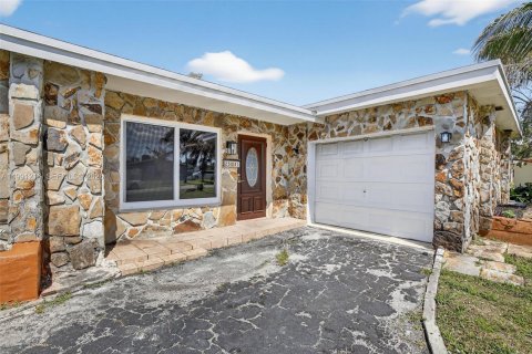 Casa en alquiler en Sunrise, Florida, 2 dormitorios, 119.1 m2 № 2057553 - foto 2