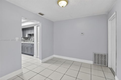 Casa en alquiler en Sunrise, Florida, 2 dormitorios, 119.1 m2 № 2057553 - foto 5