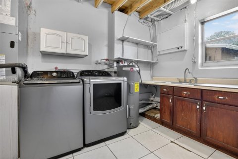 Casa en alquiler en Sunrise, Florida, 2 dormitorios, 119.1 m2 № 2057553 - foto 17