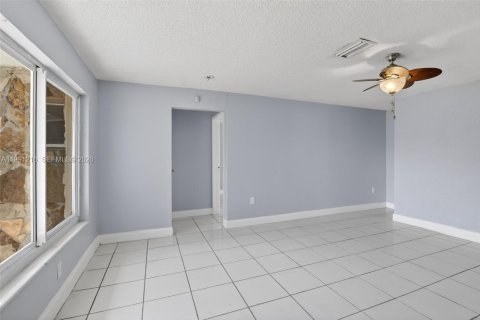 Casa en alquiler en Sunrise, Florida, 2 dormitorios, 119.1 m2 № 2057553 - foto 10