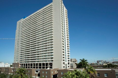 Apartamento en alquiler en Miami, Florida, 3 dormitorios, 124.21 m2 № 1977589 - foto 1