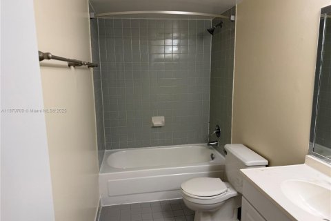 Apartamento en alquiler en Miami, Florida, 3 dormitorios, 124.21 m2 № 1977589 - foto 9