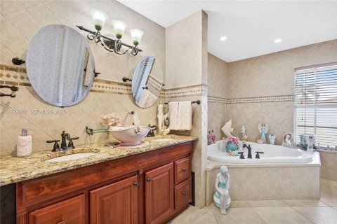 House in Port St. Lucie, Florida 3 bedrooms, 168.43 sq.m. № 1988000 - photo 24