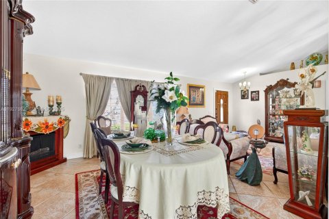 House in Port St. Lucie, Florida 3 bedrooms, 168.43 sq.m. № 1988000 - photo 6