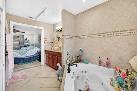 House in Port St. Lucie, Florida 3 bedrooms, 168.43 sq.m. № 1988000 - photo 27