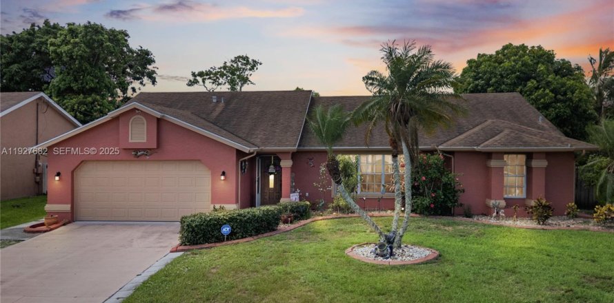 House in Port St. Lucie, Florida 3 bedrooms, 168.43 sq.m. № 1988000