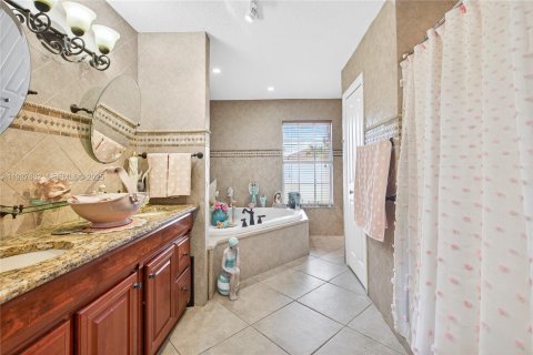 House in Port St. Lucie, Florida 3 bedrooms, 168.43 sq.m. № 1988000 - photo 23