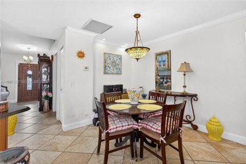 House in Port St. Lucie, Florida 3 bedrooms, 168.43 sq.m. № 1988000 - photo 11