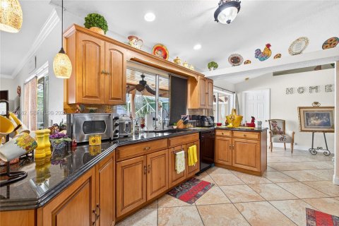 House in Port St. Lucie, Florida 3 bedrooms, 168.43 sq.m. № 1988000 - photo 13