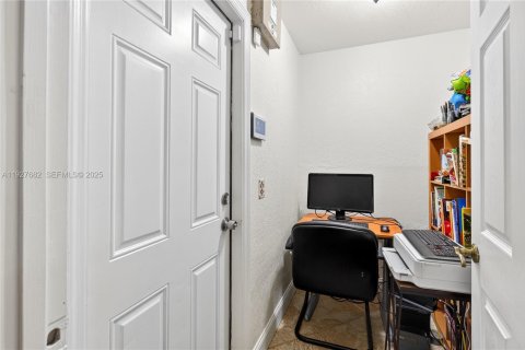 House in Port St. Lucie, Florida 3 bedrooms, 168.43 sq.m. № 1988000 - photo 29