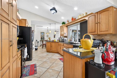 House in Port St. Lucie, Florida 3 bedrooms, 168.43 sq.m. № 1988000 - photo 10