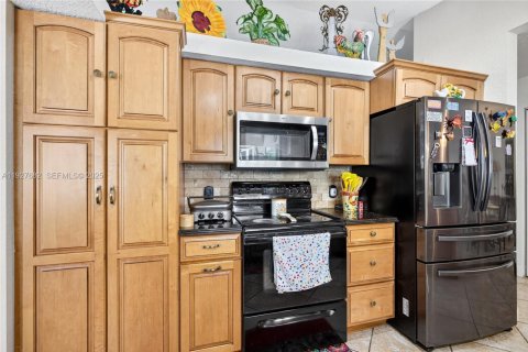 House in Port St. Lucie, Florida 3 bedrooms, 168.43 sq.m. № 1988000 - photo 15