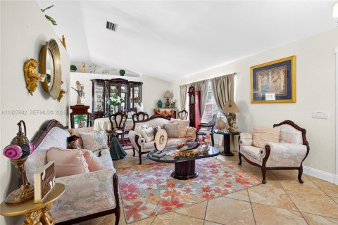 House in Port St. Lucie, Florida 3 bedrooms, 168.43 sq.m. № 1988000 - photo 4