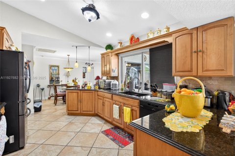 House in Port St. Lucie, Florida 3 bedrooms, 168.43 sq.m. № 1988000 - photo 16