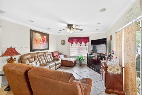 House in Port St. Lucie, Florida 3 bedrooms, 168.43 sq.m. № 1988000 - photo 18