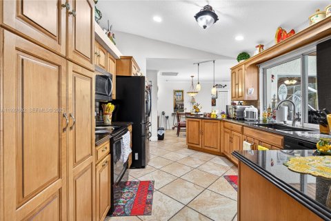 House in Port St. Lucie, Florida 3 bedrooms, 168.43 sq.m. № 1988000 - photo 9