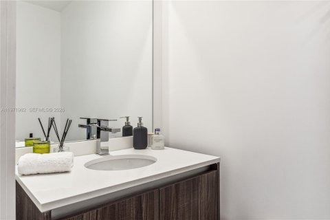 Condo in Miami, Florida, 1 bedroom  № 2033498 - photo 11
