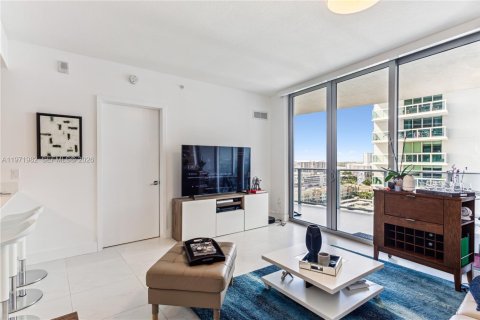 Condo in Miami, Florida, 1 bedroom  № 2033498 - photo 2