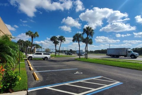 Propiedad comercial en alquiler en Tampa, Florida, 124.86 m2 № 1880543 - foto 2