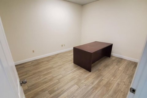 Propiedad comercial en alquiler en Tampa, Florida, 124.86 m2 № 1880543 - foto 8