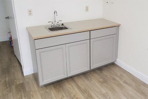 Propiedad comercial en alquiler en Tampa, Florida, 124.86 m2 № 1880543 - foto 10