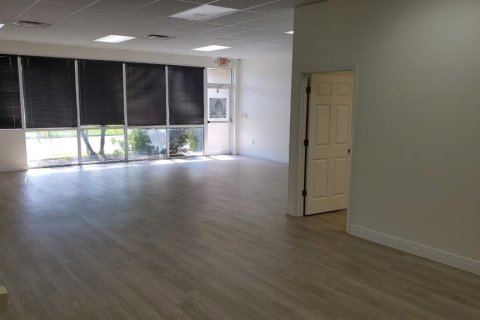 Propiedad comercial en alquiler en Tampa, Florida, 124.86 m2 № 1880543 - foto 6