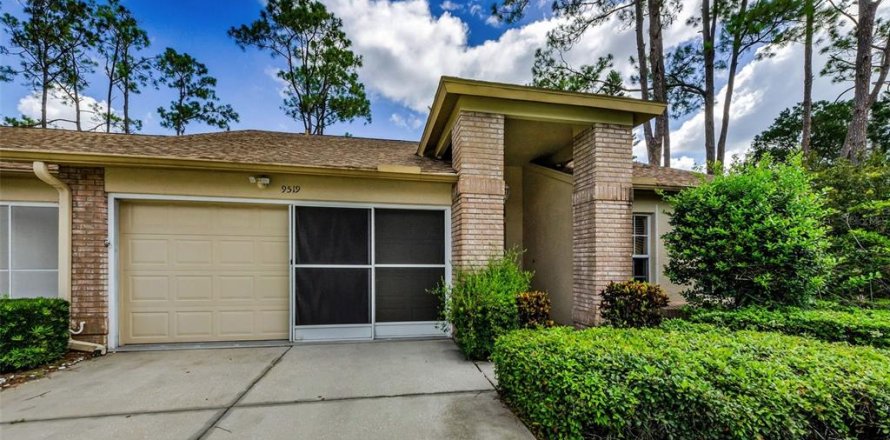 House in New Port Richey, Florida 2 bedrooms, 119.1 sq.m. № 1828390