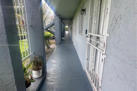 Condo in Opa-locka, Florida, 2 bedrooms  № 1788718 - photo 3