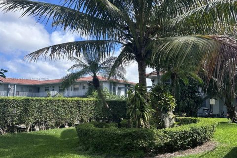Condo in Opa-locka, Florida, 2 bedrooms  № 1788718 - photo 1