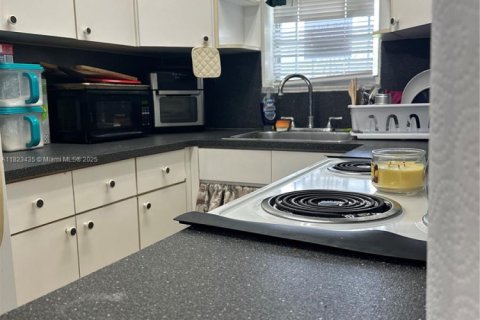 Condo in Opa-locka, Florida, 2 bedrooms  № 1788718 - photo 6