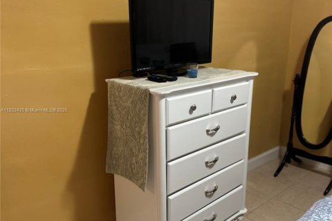 Condo in Opa-locka, Florida, 2 bedrooms  № 1788718 - photo 9