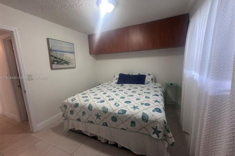 Condo in Opa-locka, Florida, 2 bedrooms  № 1788718 - photo 10