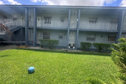 Condo in Opa-locka, Florida, 2 bedrooms  № 1788718 - photo 2