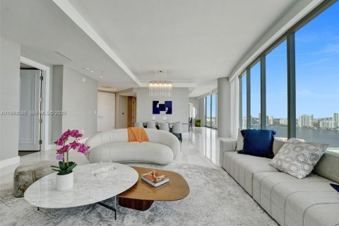 Снять в аренду кондоминиум в Санни-Айлс-Бич, Флорида 4 спальни, 356.74м2, № 2066266 - фото 3