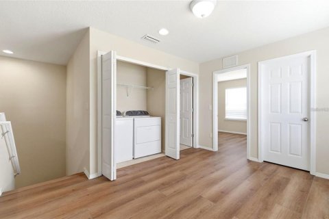 Townhouse in Tampa, Florida 3 bedrooms, 174.66 sq.m. № 2210959 - photo 11